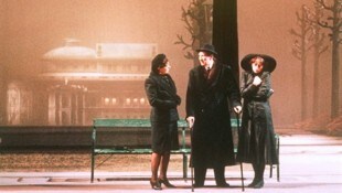 Die „Heldenplatz“-Uraufführung schrieb 1988 Theatergeschichte: Kirsten Dene, Wolfgang Gasser, Elisabeth Rath (Bild: Robert_Jäger / APA-Archiv / picturedesk.com)