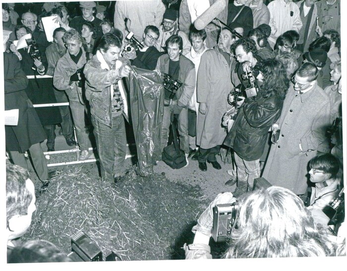 1988: Aus Protest wurde Mist vor dem Burgtheater ausgelehrt.