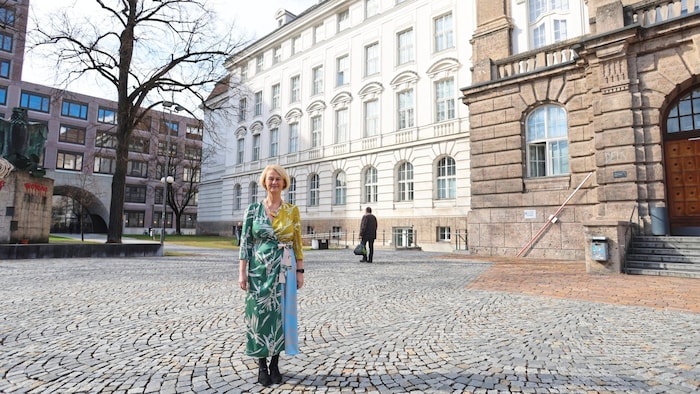 Veronika Sexl vor der Hauptuni mit dem neuen Campus im Hintergrund.
