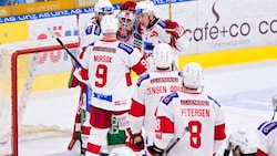 Die KAC-Cracks bejubeln den fixen ersten Platz mit Goalie „Seb“ Dahm! (Bild: GEPA pictures)