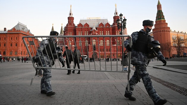 One employee of the Austrian embassy has to leave Moscow. (Bild: AFP)