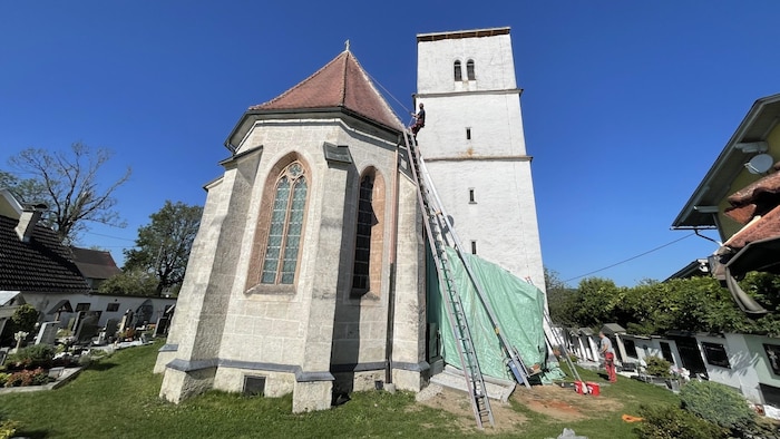 In St. Marxen (li.) wurde der Kirchturm vom Sturm „geköpft“.