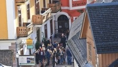 In Hallstatt geht’s immer rund, diese Woche surrten aber nicht nur die Kameras der vielen Touristen aus aller Welt, sondern auch Profigeräte einer Filmcrew. Für die Dreharbeiten zu der zweiten Staffel der Serie „Nine Perfect Strangers“ war der Ort teilweise abgesperrt. (Bild: Hörmandinger Reinhard)