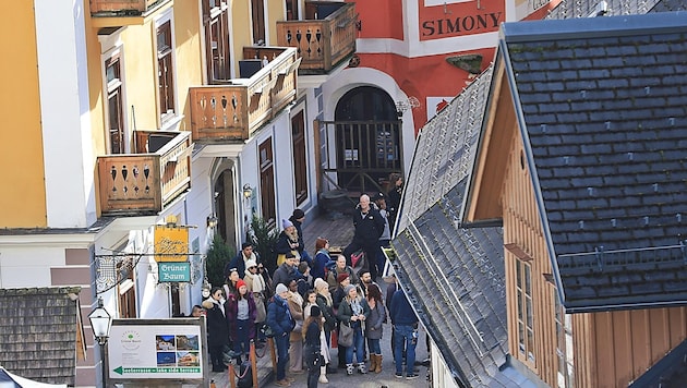 W Hallstatt zawsze jest tłoczno, ale w tym tygodniu brzęczały nie tylko kamery wielu turystów z całego świata, ale także profesjonalny sprzęt ekipy filmowej. Miasto zostało częściowo odgrodzone na potrzeby kręcenia drugiego sezonu serialu "Nine Perfect Strangers". (Bild: Hörmandinger Reinhard)