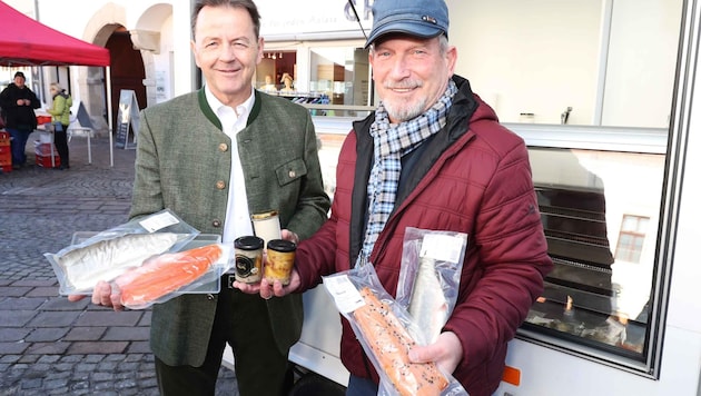 Landwirtschaftskammer-Präsident Nikolaus Berlakovich und Erwin Pucher von der Fischfarm Sigleß am Markt in Eisenstadt. (Bild: Judt Reinhard)