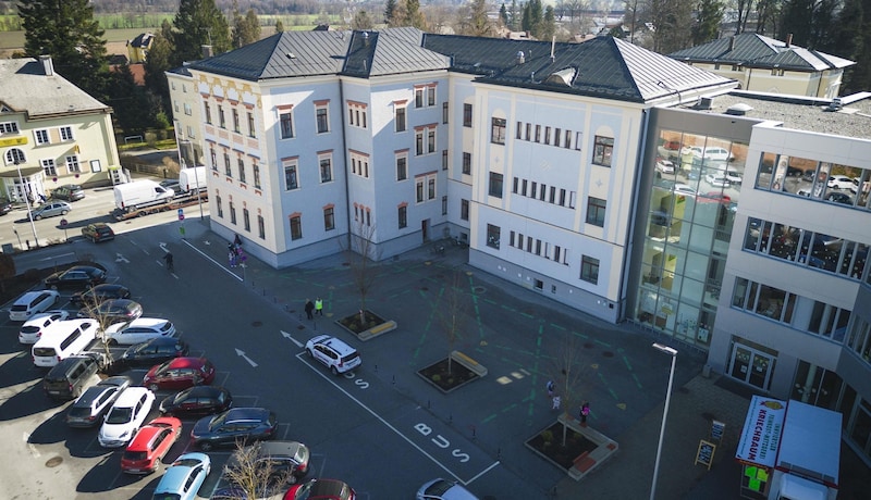 Vor der Volksschule in Mattighofen gibt es ein hohes Verkehrsaufkommen.  (Bild: Scharinger Daniel)