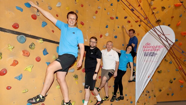 LR Karlheinz Kornhäusl (li.) & Co. an der Kletterwand. (Bild: Gepa)