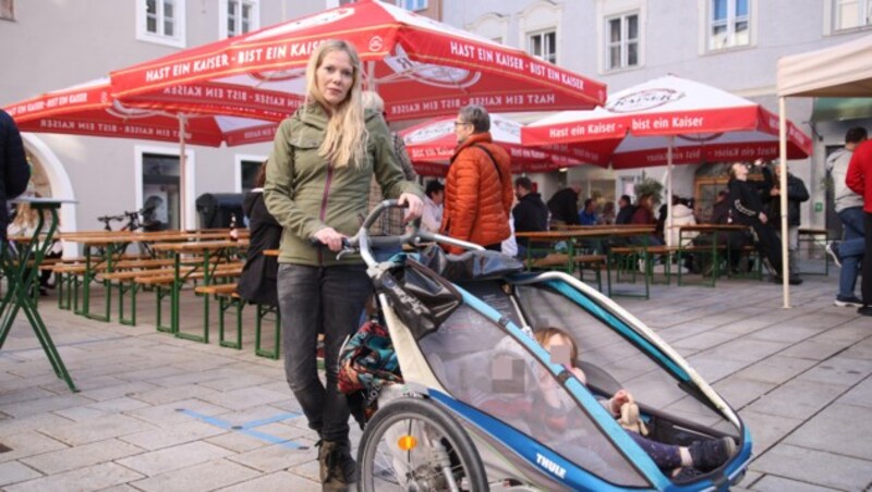 Für Sarah Mayer ist es wichtig, dass etwas getan wird. Sie kennt die Problematik: Als sie mit dem Bus unterwegs war, stand sie mit ihren Kindern schon eine Stunde in Kaltenhausen im Stau. (Bild: Tröster Andreas, Krone KREATIV)