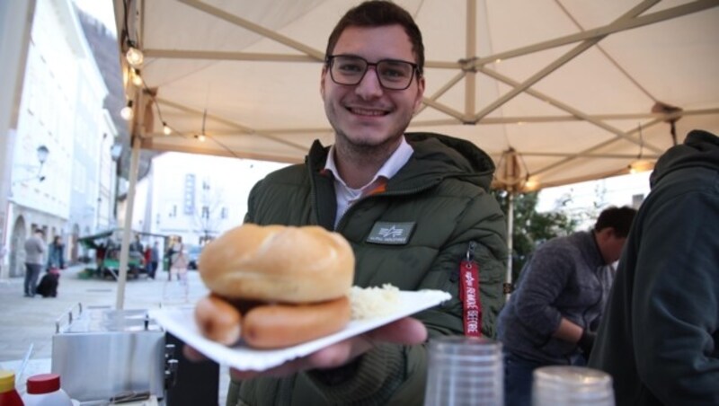 Fabian Steinhofer vom „Dorfladen“ will, dass die Leute merken, dass etwas getan werden muss, damit die Geschäfte sich halten können: „Wenn so viel Verkehr ist, kommen nicht einmal die Halleiner zum Einkaufen in die Altstadt.“ (Bild: Tröster Andreas)