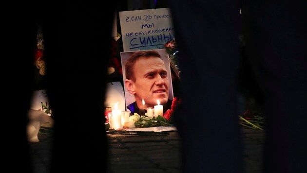 Na całym świecie ludzie wyszli na ulice, aby uczcić pamięć kremlowskiego krytyka Nawalnego. Złożono również kwiaty przed ambasadą Rosji w Armenii. (Bild: Vahram Baghdasaryan/PHOTOLURE via AP)