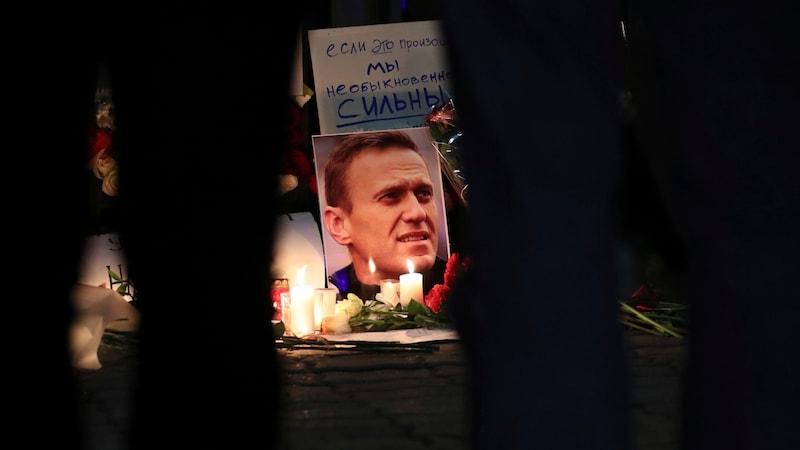 Auf der ganzen Welt gingen Menschen auf die Straße, um Kreml-Kritiker Nawalny zu gedenken. Auch in Armenien wurden vor der russischen Botschaft Blumen abgelegt. (Bild: Vahram Baghdasaryan/PHOTOLURE via AP)