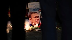 Auf der ganzen Welt gingen Menschen auf die Straße, um Kreml-Kritiker Nawalny zu gedenken. Auch in Armenien wurden vor der Russischen Botschaft Blumen abgelegt. (Bild: Vahram Baghdasaryan/PHOTOLURE via AP)