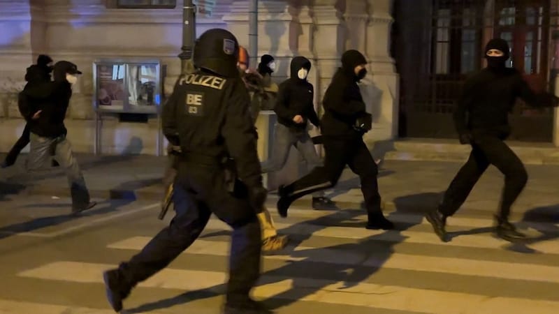 Vermummte Demonstranten schrien „Bullenschweine“ und spielten mit der Polizei Katz und Maus. (Bild: krone.tv)