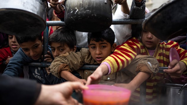 In Rafah unmittelbar an der ägyptischen Grenze drängen sich auf engstem Raum 1,3 Millionen Menschen zusammen. (Bild: AP)