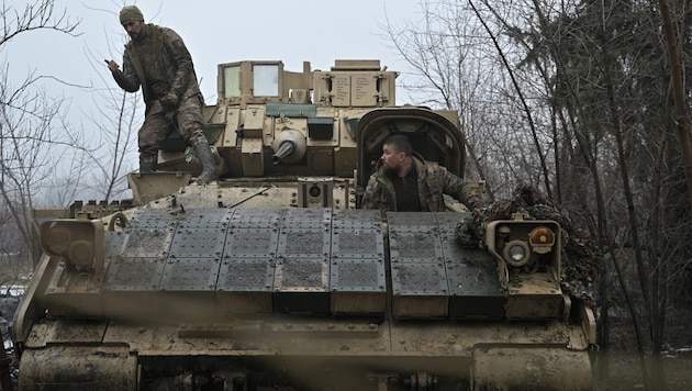 Ukraińscy żołnierze na pojeździe opancerzonym w pobliżu miasta (zdjęcie archiwalne) (Bild: APA/AFP/Genya SAVILOV)