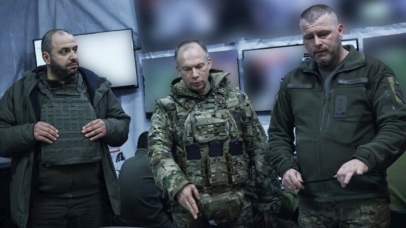 Oberbefehlshaber Syrskyj (m.) hat den Rückzug angeordnet. (Bild: APA/AFP/Armed Forces of Ukraine/Handout)