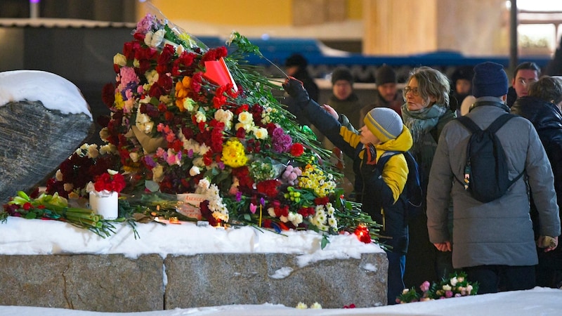 Bei dem Gedenkstein, der aus dem ersten Lager des Gulag-Systems auf den Solowezki-Inseln stammt, legten Trauernde viele Blumen nieder. (Bild: ASSOCIATED PRESS)