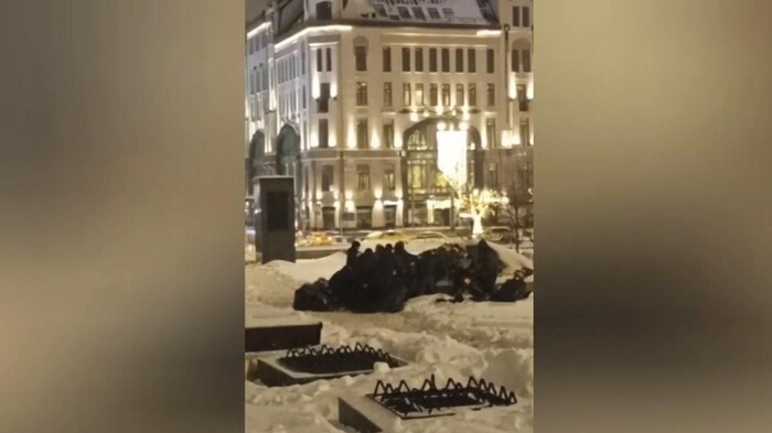 Männer in schwarzer Kleidung zerstörten die Zeichen der Trauer.