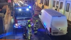 Mitten in der Nacht fing die Tischlerei Feuer.