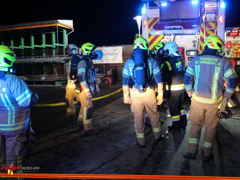 Nur mit schwerem Atemschutz konnte man das Gebäude betreten. (Bild: Feuerwehr St.Marein im Mürztal)