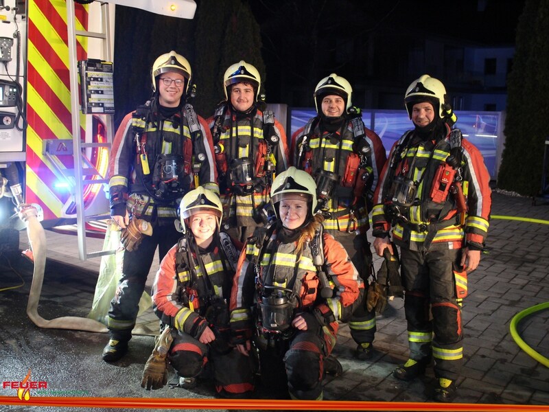 Ein Einsatz, der bildlich für den Zusammenhalt der Feuerwehren steht. (Bild: Feuerwehr St.Marein im Mürztal)