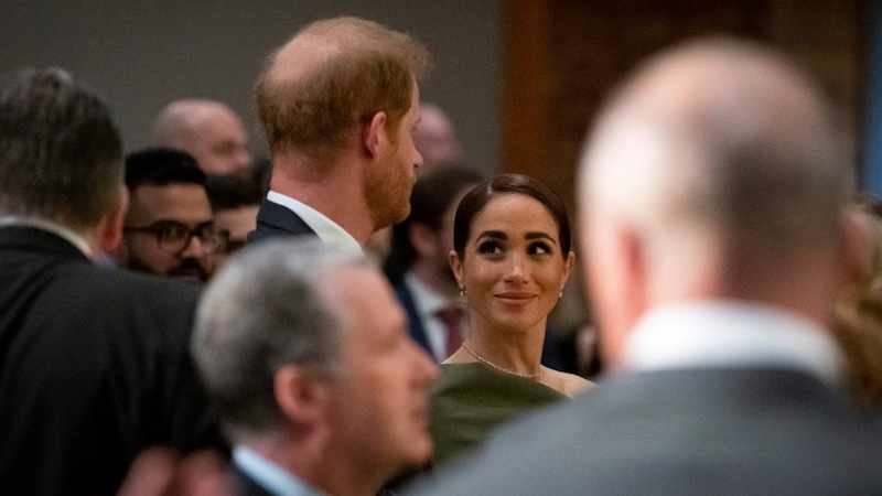 Prinz Harry und Herzogin Meghan wurden mit einem Gala-Dinner in Vancouver verabschiedet. (Bild: APA/Ethan Cairns/The Canadian Press via AP)