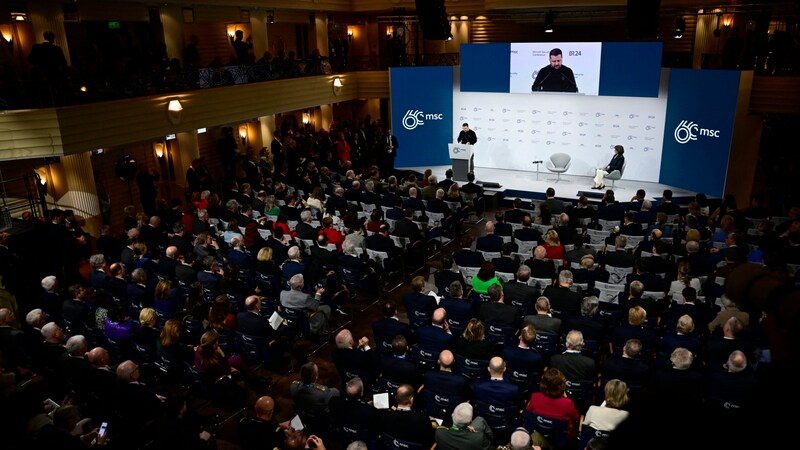 Selenskyj bei seiner Rede im Bayerischen Hof in München (Bild: APA/AFP/Tobias SCHWARZ)