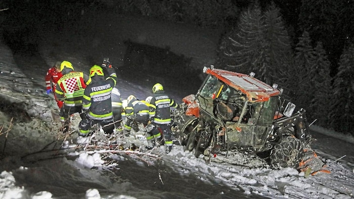 Drei Stunden dauerte die Bergung des verunfallten Traktors.