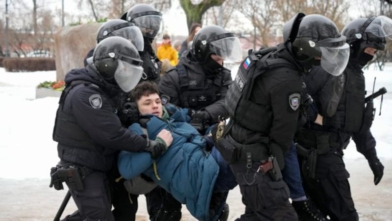 Zatýkání při vzpomínkových akcích na Navalného (Bild: ASSOCIATED PRESS)