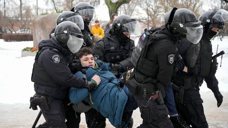 Die Polizei nimmt einen Mann fest, der in St. Petersburg Blumen für Nawalny niederlegen wollte. (Bild: ASSOCIATED PRESS)