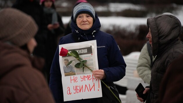 Osoby biorące udział w uroczystościach upamiętniających krytyka Putina Aleksieja Nawalnego w Rosji narażają się na kary. (Bild: AP)