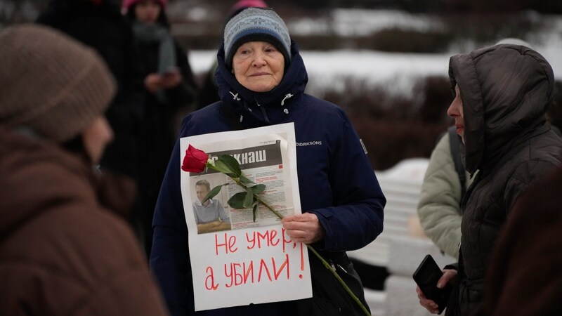 Gedenken in Russland (Bild: AP)