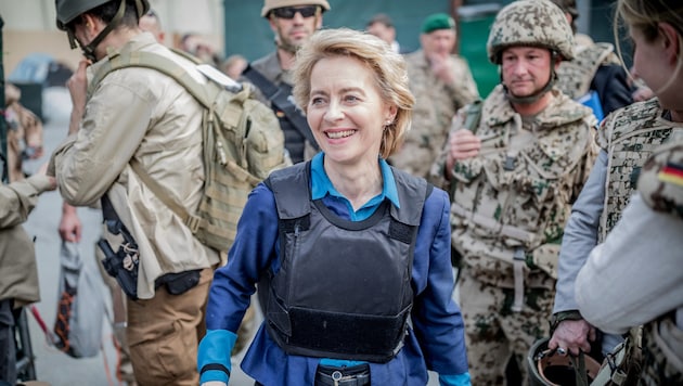 Ursula von der Leyen, akkori német védelmi miniszter a Bundeswehr katonáival Kabulban 2018-ban. (Bild: APA/AFP/POOL/Michael Kappeler)