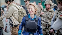 Ursula von der Leyen, damals deutsche Verteidigungsministerin, im Jahr 2018 mit Bundeswehrsoldaten in Kabul (Bild: APA/AFP/POOL/Michael Kappeler)