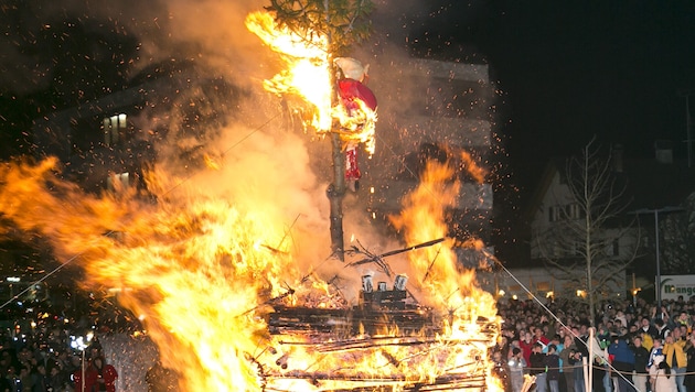 Dieses Wochenende werden in Vorarlberg wieder hunderte Funken abgefackelt - mit oder ohne Hexe. (Bild: Mathis Fotografie)