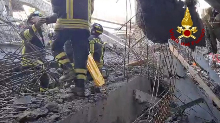 Feuerwehrleute im Einsatz auf der Baustelle