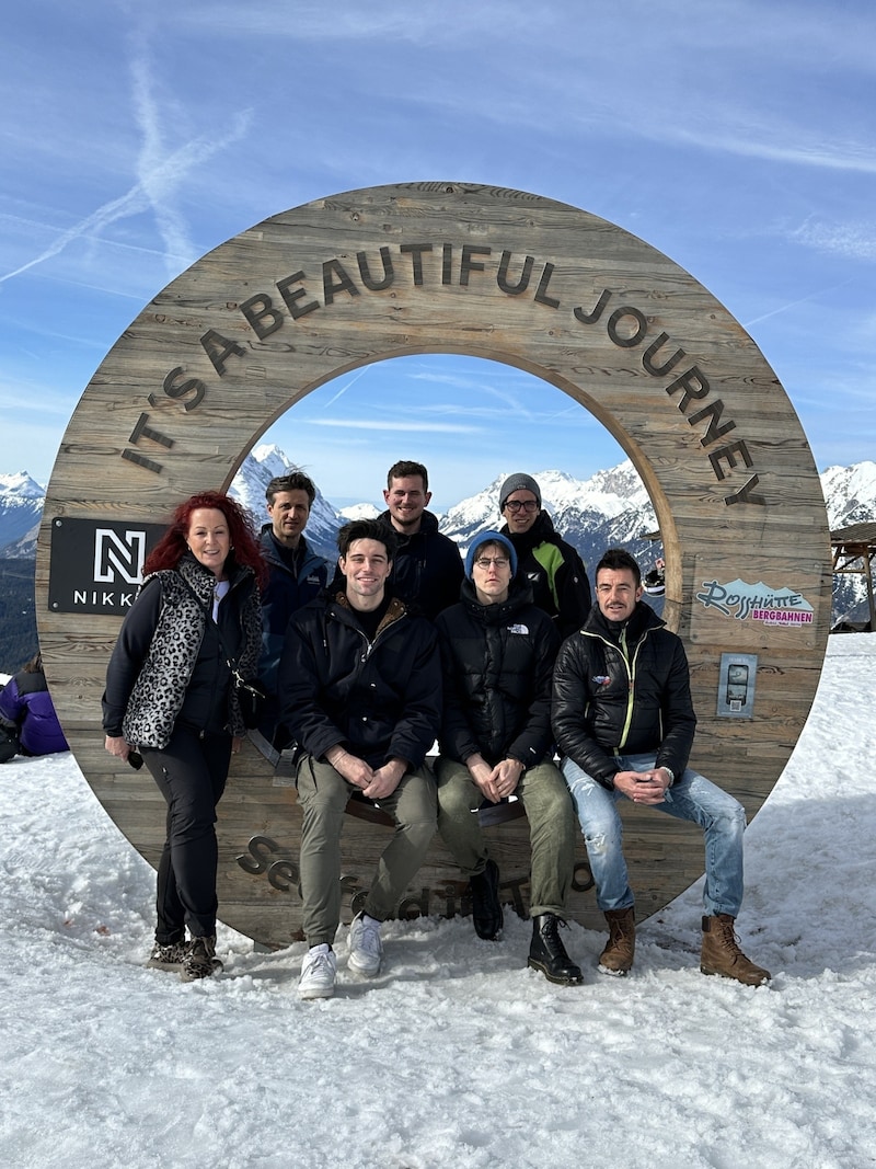 Alexander Eder (li., vorne, 2. v. li.), Lukas Husak (hi., 2. v. li.), Jens Schneider (vorne, 3. v. li.) und Managerin Bettina Moncher mit Elias Walser, GF TVB Seefeld (hi., 1. v. li.), Richard Schneider, Vor- stand Bergbahnen Rosshütte Seefeld (hi., 3. v. li.), und David Callander, Leitung Berggastronomie. (Bild: Jasmin Steiner)