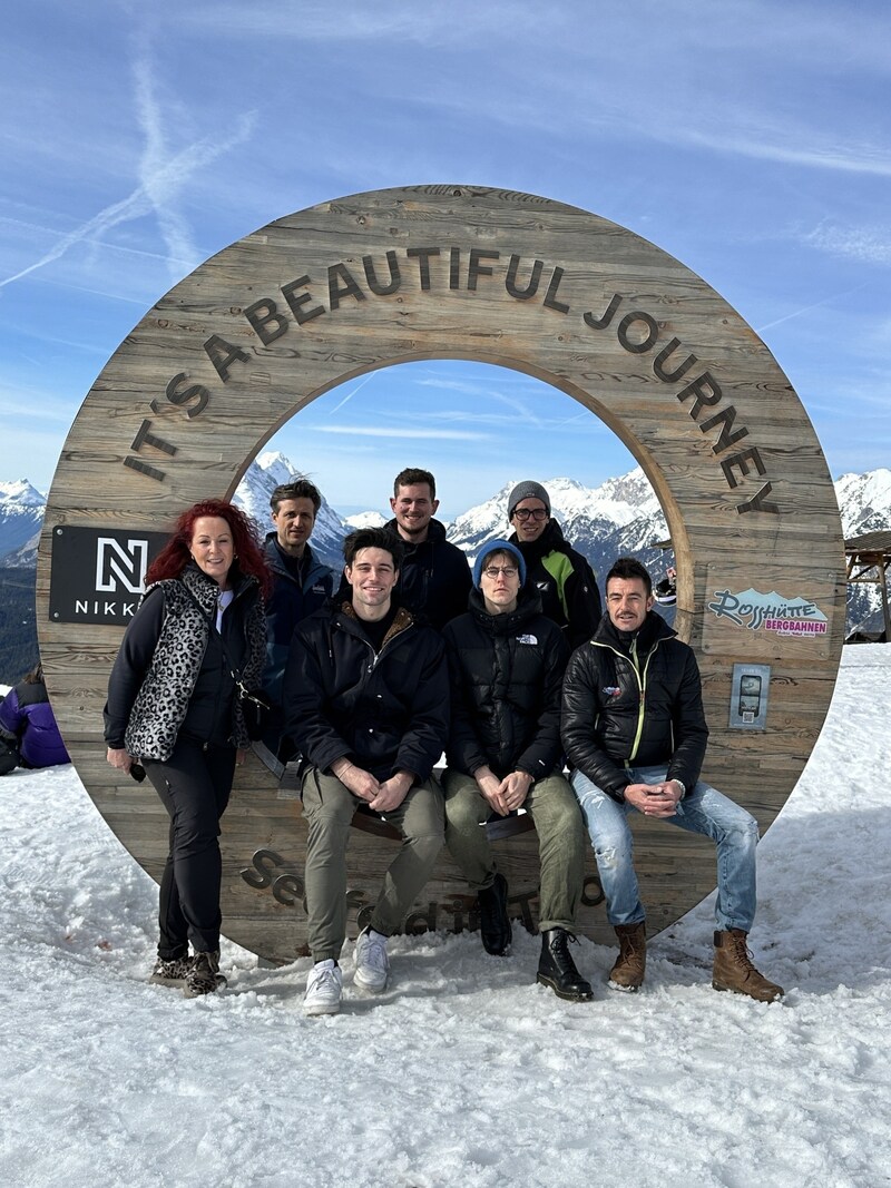Alexander Eder (left, front, 2nd from left), Lukas Husak (hi., 2nd from left), Jens Schneider (front, 3rd from left) and manager Bettina Moncher with Elias Walser, GF TVB Seefeld (hi., 1st from left), Richard Schneider, CEO Bergbahnen Rosshütte Seefeld (hi., 3rd from left), and David Callander, Head of Mountain Gastronomy. (Bild: Jasmin Steiner) Alexander Eder (left, front, 2nd from left), Lukas Husak (hi., 2nd from left), Jens Schneider (front, 3rd from left) and manager Bettina Moncher with Elias Walser, GF TVB Seefeld (hi., 1st from left), Richard Schneider, CEO Bergbahnen Rosshütte Seefeld (hi., 3rd from left), and David Callander, Head of Mountain Gastronomy. (Bild: Jasmin Steiner)