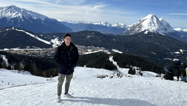 Singer Alexander Eder posed in front of the imposing mountain backdrop. (Bild: Jasmin Steiner)