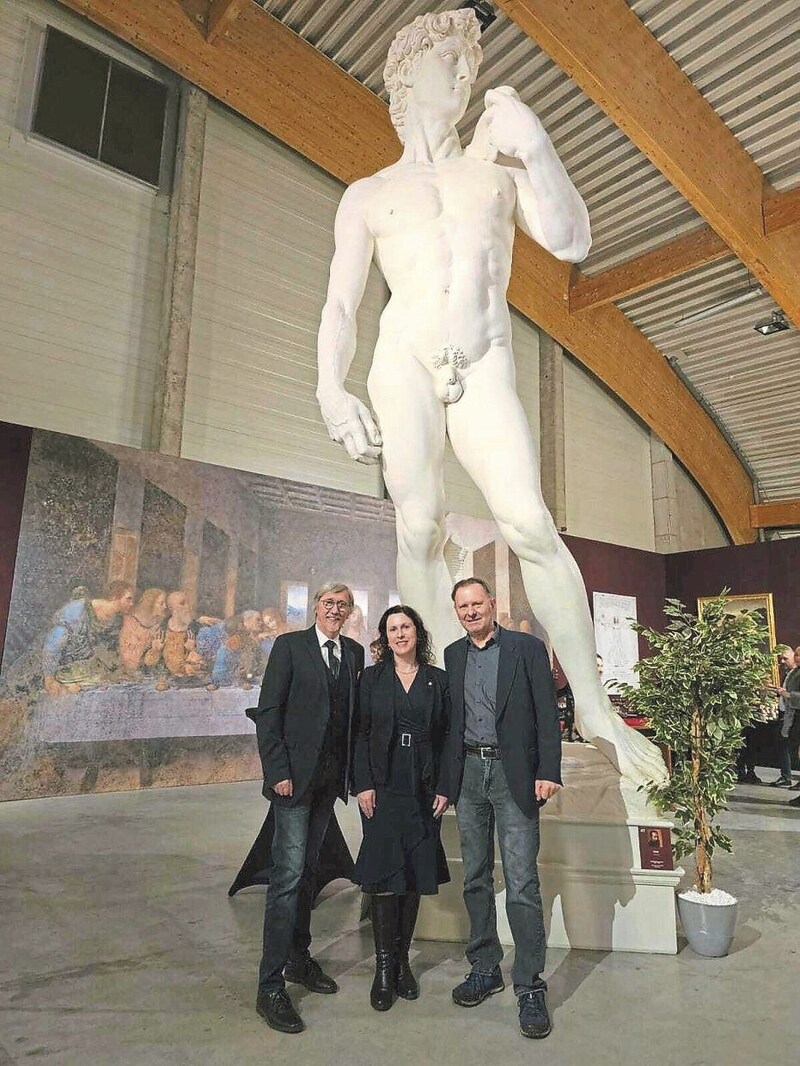 Michelangelos David. Manfred Waba freute sich mit Oberbürgermeisterin Dagmar Škodová Parmová aus Budweis über den Erfolg der Ausstellung. (Bild: Waba)