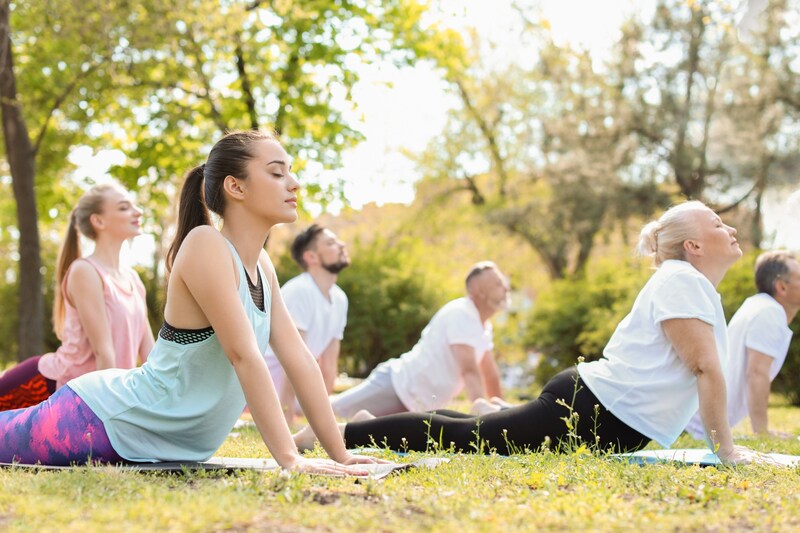 Der Friedhof ist ein Ort der Ruhe und Besinnung - und gerade damit ideal für eine entspannende Yoga-Einheit! (Bild: africa-studio.com (Olga Yastremska and Leonid Yastremskiy))