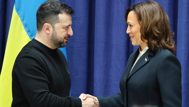 Wolodymyr Selenskyj und Kamala Harris bei der Münchner Sicherheitskonferenz (Bild: APA/AFP/POOL/WOLFGANG RATTAY)