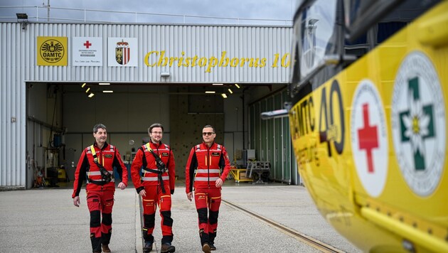 Das Team des Rettungshelis von links: Flugretter Andreas Manigatterer, Notarzt Philipp Willingshofer und Pilot Wolfgang Hießböck. (Bild: Wenzel Markus)