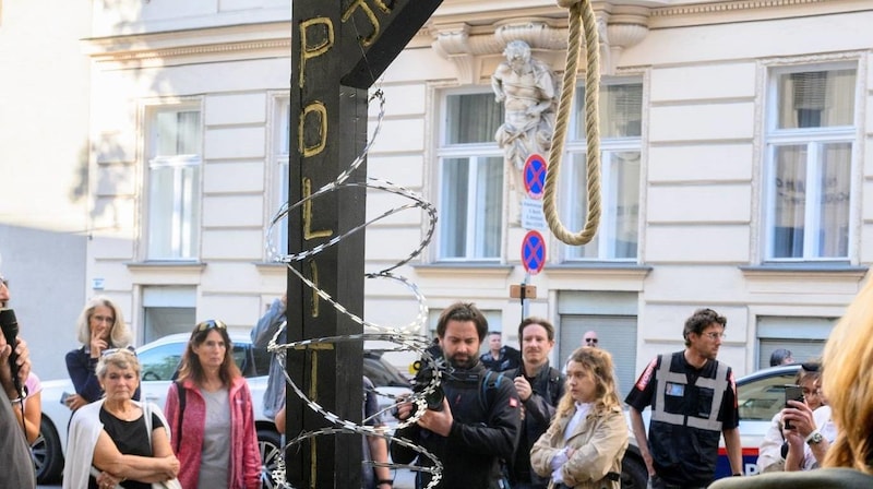 „Galgen-Protest“ gegen Teichtmeister beim Prozess in Wien. Jetzt steht wieder der nächste Schauspieler unter Verdacht. (Bild: SEPA.Media | Martin Juen)