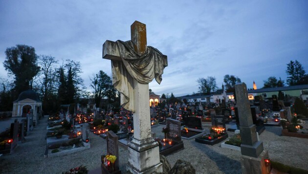 Verstorbene müssen in Oberösterreich verpflichtend auf einem Friedhof beigesetzt werden. (Bild: Scharinger Daniel)