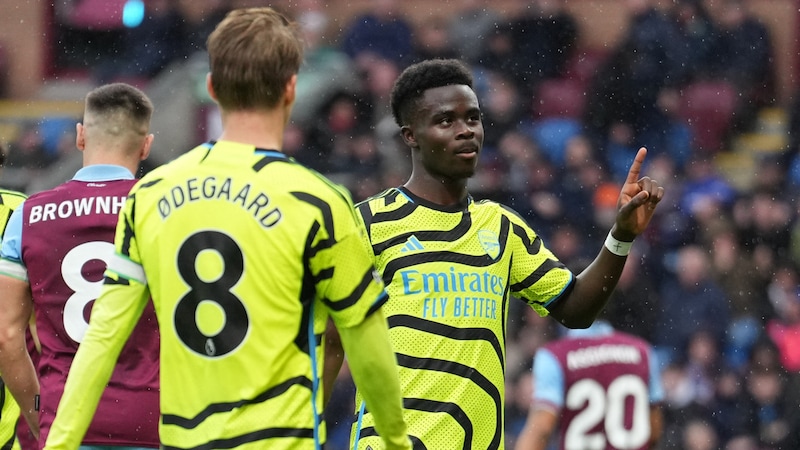 Martin Odegaard (l.) traf zum 1:0, Bukayo Saka (r.) erhöhte auf 2:0. (Bild: APA/AFP/Andy Buchanan)