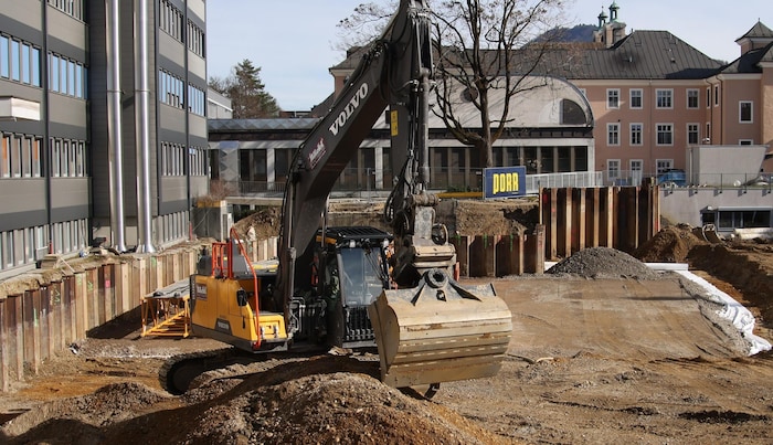 Die neue Klinik wird neben der bestehenden errichtet.