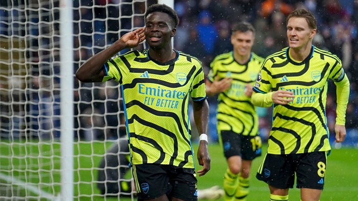 Bukayo Saka (links) feiert einen Treffer