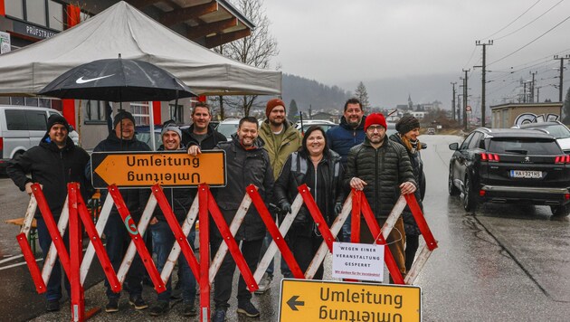 In Golling-Kellau wiesen die Ortschefs von Kuchl und Golling und ihre Stellvertreter auf verschärfte Abfahrtssperren hin. Damit protestierten sie an der Ausweichstrecke entlang der Salzach, über die letztes Wochenende Urlauberautos fuhren. (Bild: Tschepp Markus)