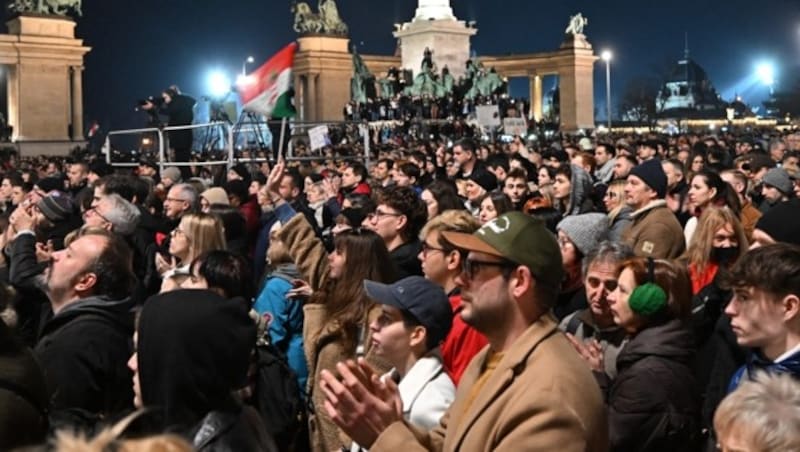 Massendemo in Budapest (Bild: AFP)